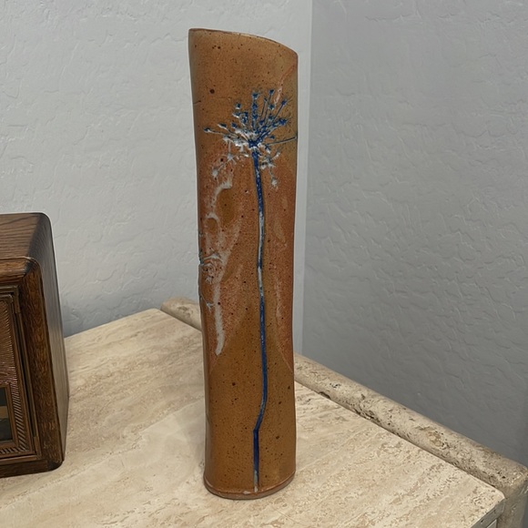 Signed handcrafted tall vase with blue flowers contemporary style - Picture 8 of 8